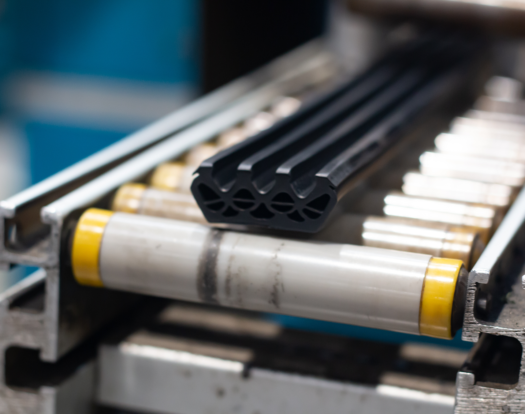 Industrial conveyor with metal profiles
